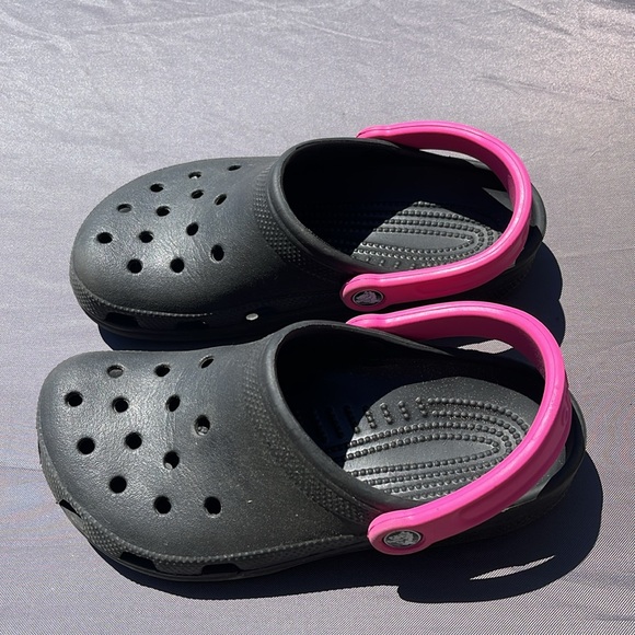 Crocs Pink and Black Mens Sz 4 Woman's Sz 6 GUC - Picture 2 of 6